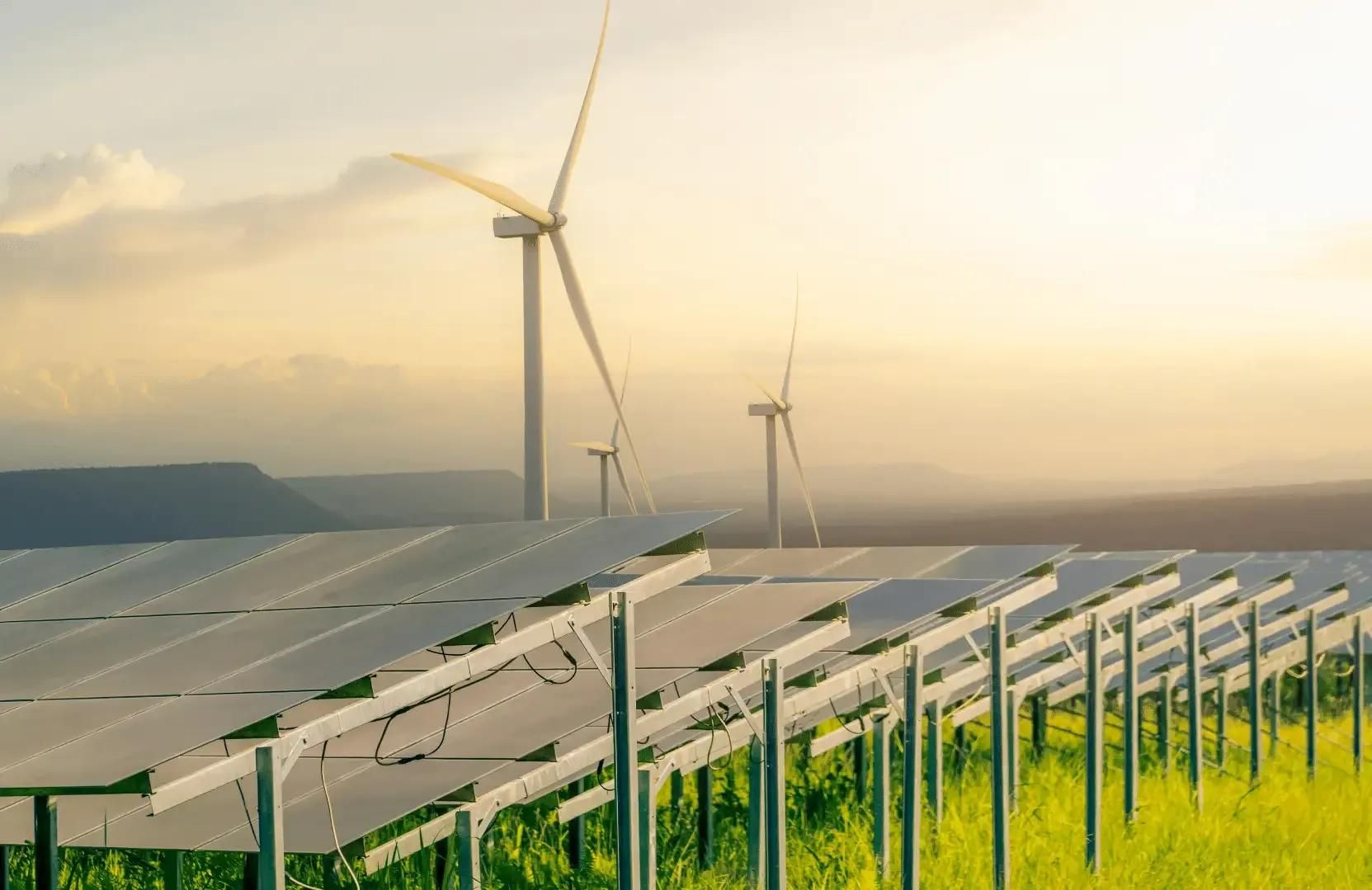 Windmolens en zonnepanelen in een veld