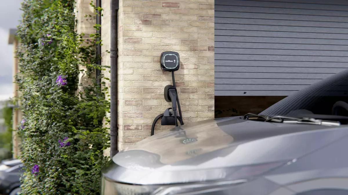 Wallbox installatie aan een buitenmuur