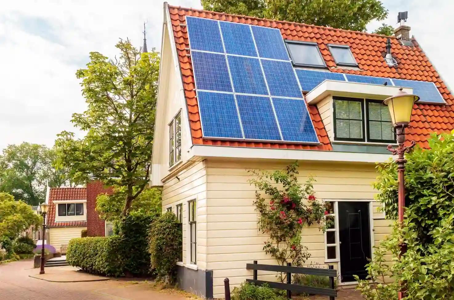 Integratie van zonnepanelen en HEMS op een oud huisje