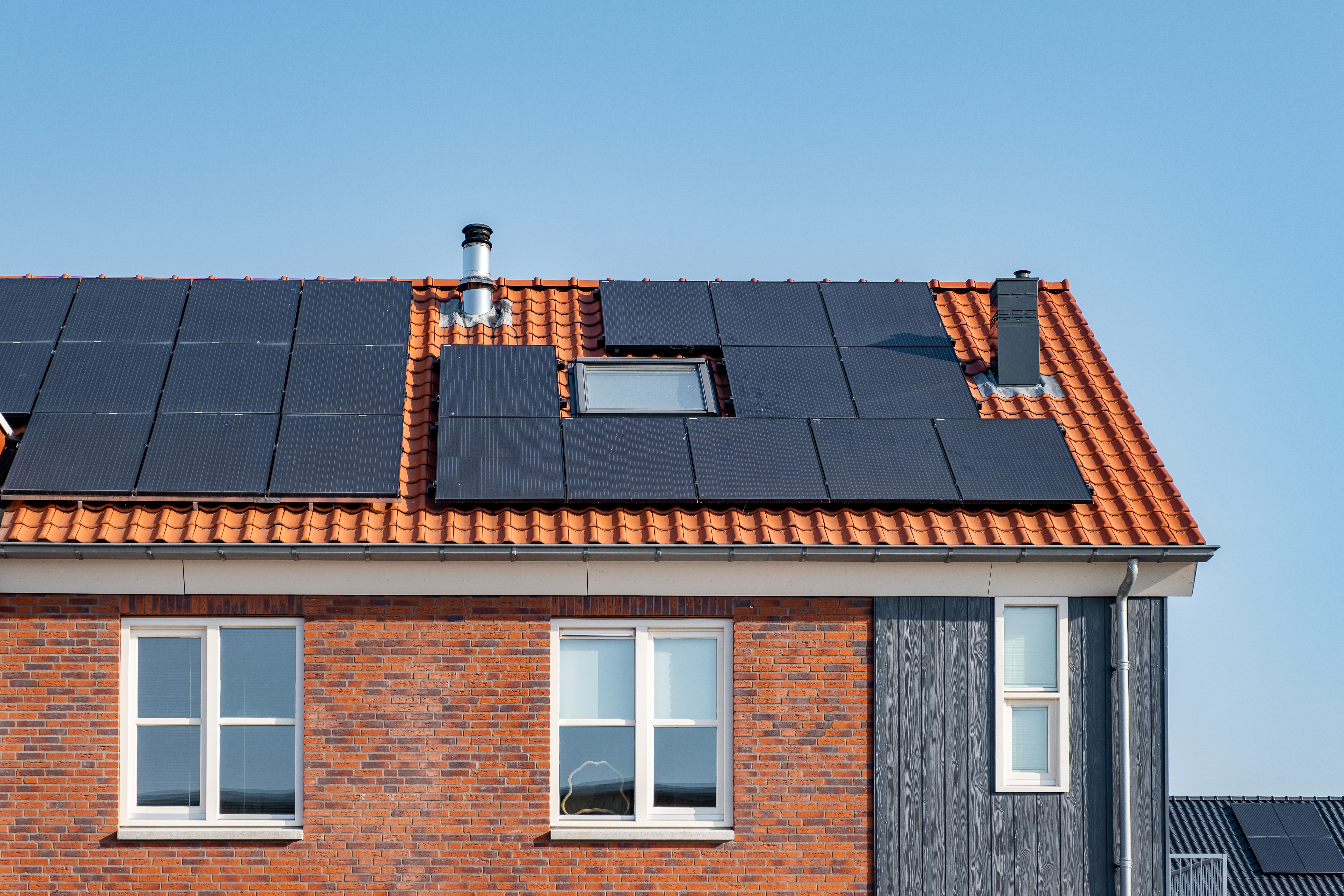 Woning met zonnepanelen op het dak